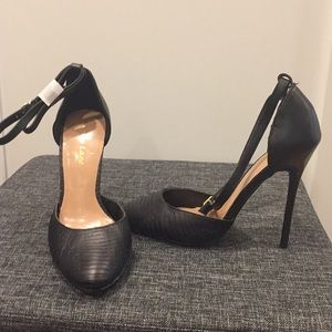 Black leather high heel shoes size 51/2